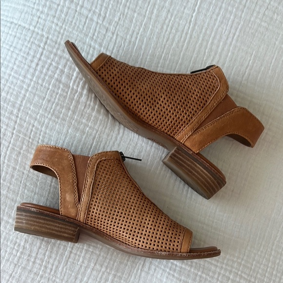 LIKE NEW • Söfft Nalda Zip Sandal in Luggage Leather • Women’s 7M - Picture 5 of 16